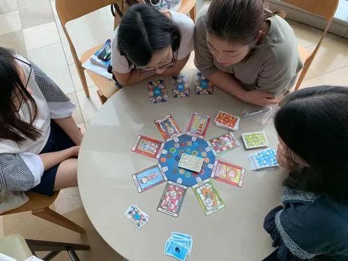 日常文档/营销文案/桌面游戏/同感/同感营销包/微信公众号-内容包/assets/微信公众号_不仅仅是桌游：解密《同感》背后的心理学智慧，提升你的情商！_长篇深度文章/f3e7a377a9b64ba8050ea588fab34898_MD5.jpeg