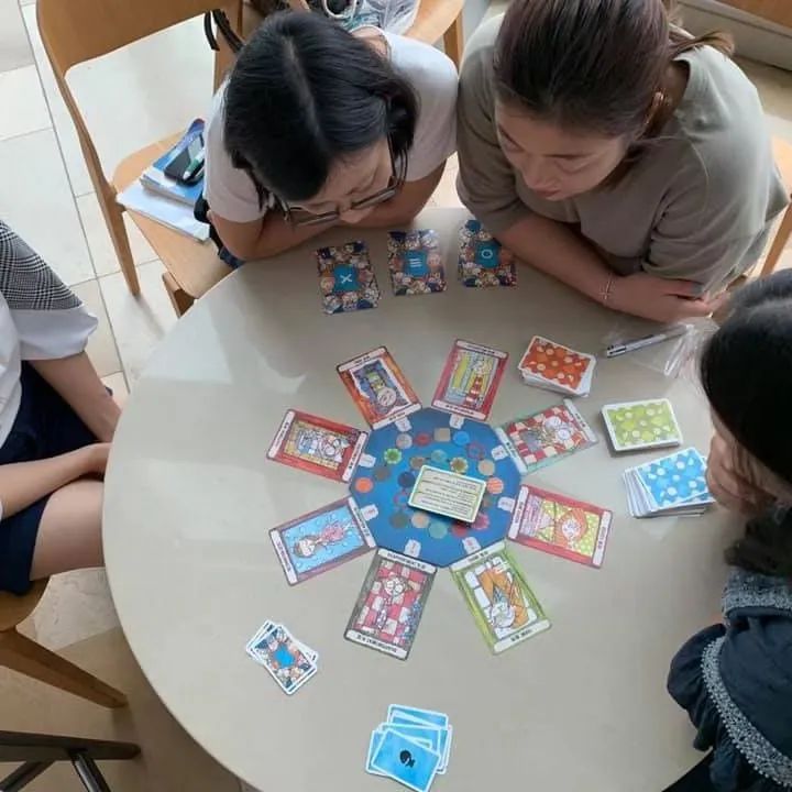 日常文档/营销文案/桌面游戏/同感/同感营销包/官网-博客-内容包/assets/揭秘《同感》:设计师和使用者深访,探寻一款“连接人心”游戏的诞生与真谛/18060ada6089e6359d3afb1629a32b36_MD5.jpeg