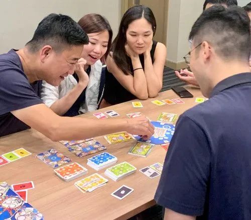 日常文档/营销文案/桌面游戏/同感/同感营销包/微信公众号-内容包/assets/微信公众号_不仅仅是桌游：解密《同感》背后的心理学智慧，提升你的情商！_长篇深度文章/3755603fe1b8d8373c467e8b7eebb18e_MD5.jpeg