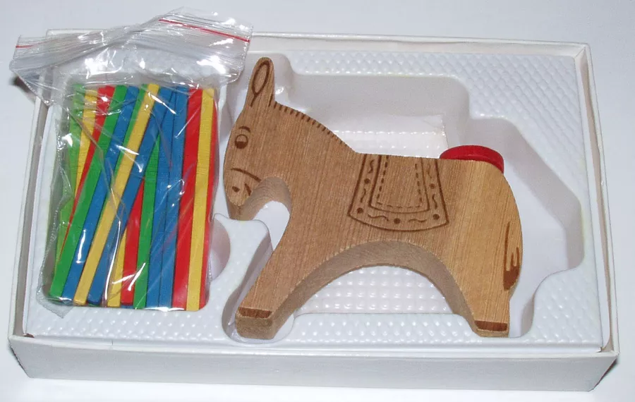 摇摇欲坠的木棍堆叠结构，展现物理反馈的变数