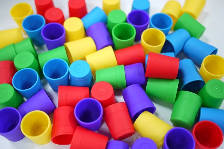 游戏结束后,散落一地的彩色小桶,象征着系统的彻底崩塌与资源的枯竭