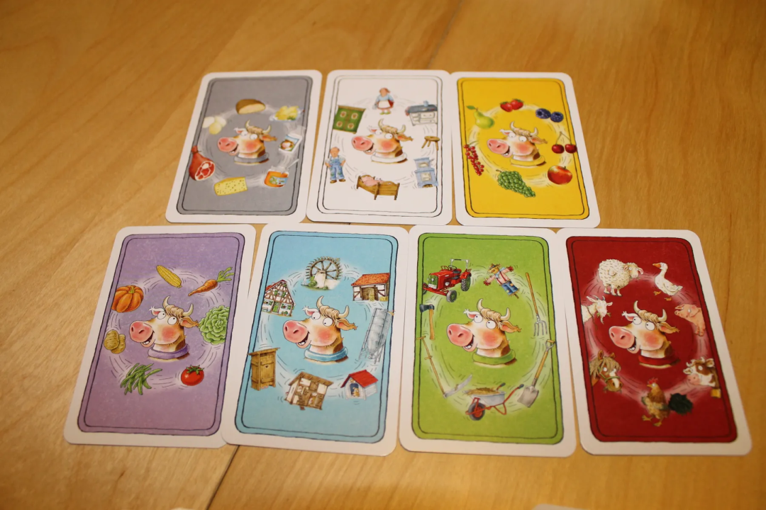 木桌上摆放着的7张对应不同颜色分类的提示牌