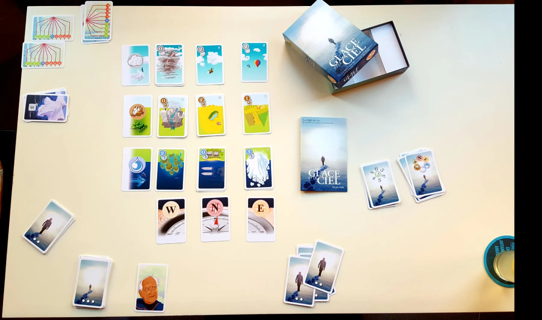 《冰雪连天》桌游全套配件与3x3九宫格桌面俯视布局