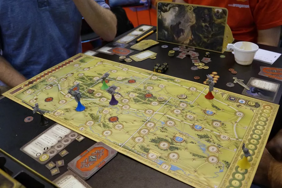 《搜寻魔戒》棋盘与游戏配件，玩家正在对战