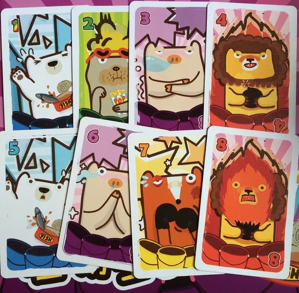 展示了从1到8不同数值和颜色的手牌,每张牌上都有独特的动物角色插画