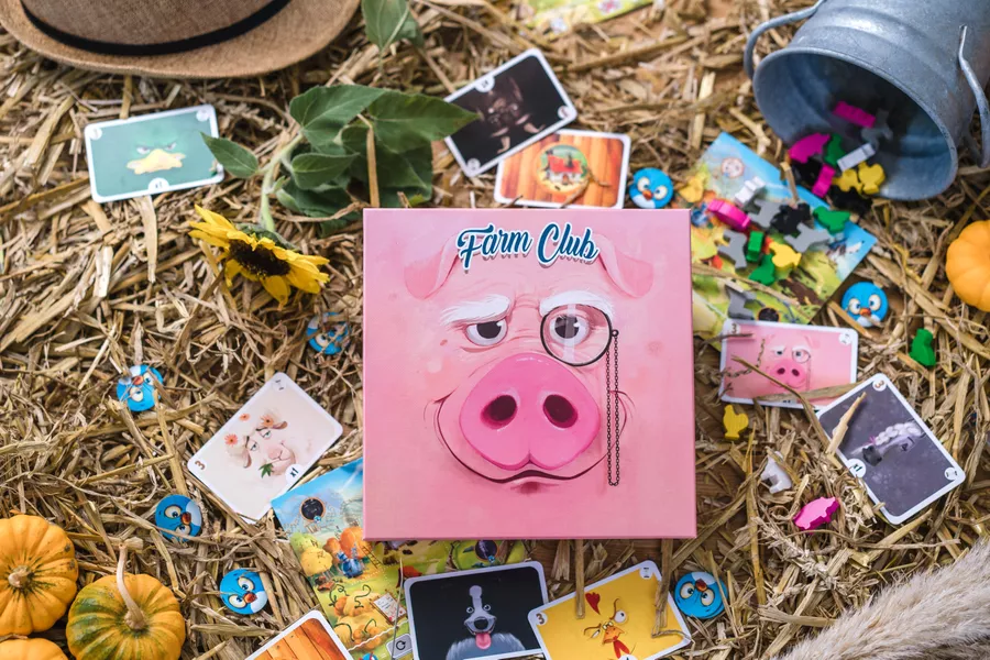 戴着单片眼镜的粉红大猪在游戏盒上露出戏谑的眼神，似乎在嘲笑那些试图在这款游戏里疯狂算计的硬核玩家。