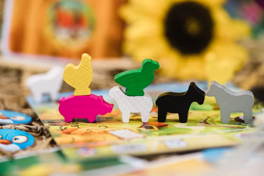 向日葵前，鸡骑着猪、鸭子叠在羊背上，在这片拥挤的农场里，动物们正以极其荒诞的方式被迫营业。