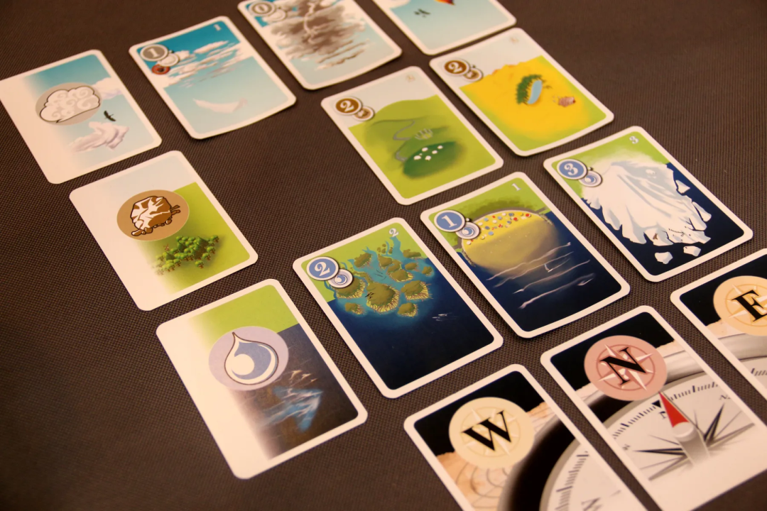 印有云层、绿地、海洋和冰川等不同生态元素的游戏卡牌阵列