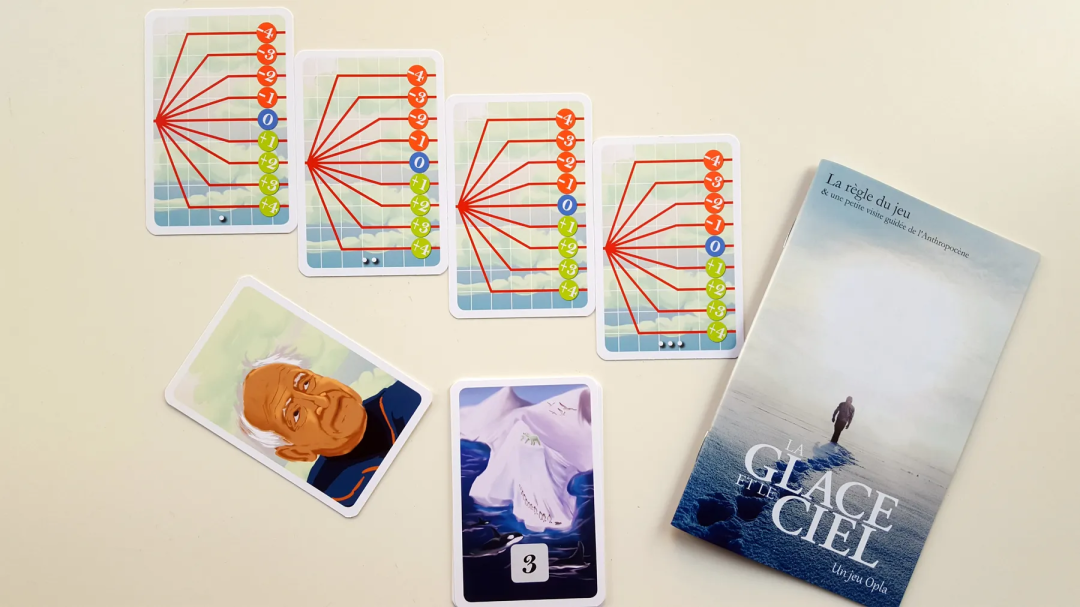 游戏中的得分追踪卡牌、克洛德·洛里厄人物卡与规则书特写