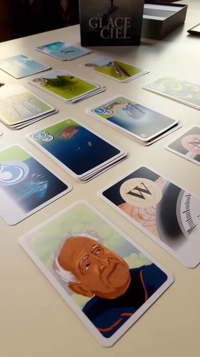 桌面上展现天地水生态维度的九宫格卡牌阵列细节