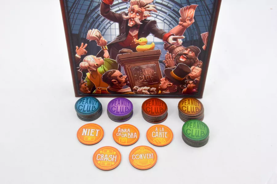 alt: 到了游戏后期，牌桌上的空气都凝固了。每个人都在摩挲手里最后那张花生，眼神里全是“别逼我出大招”的核威慑。