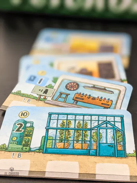 游戏中的特定建筑板块特写,最前方是一个带有植物温室的生产设施板块,后方有包含桌上足球的休闲室板块。