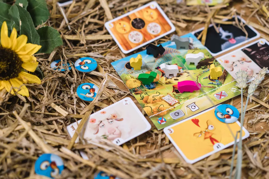 干草堆上铺开的微型农场，木质的猪羊鸡正在3x3的方寸间争夺地盘，一盘充满欺骗性的田园大戏即将上演。