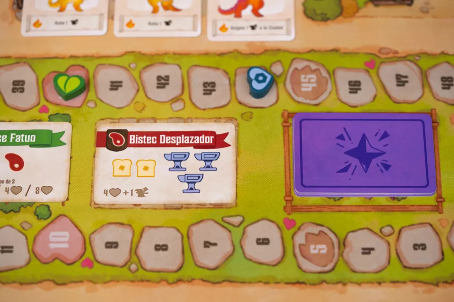 游戏版图上的计分轨道特写，以及附魔卡牌和木质心形跑分标记