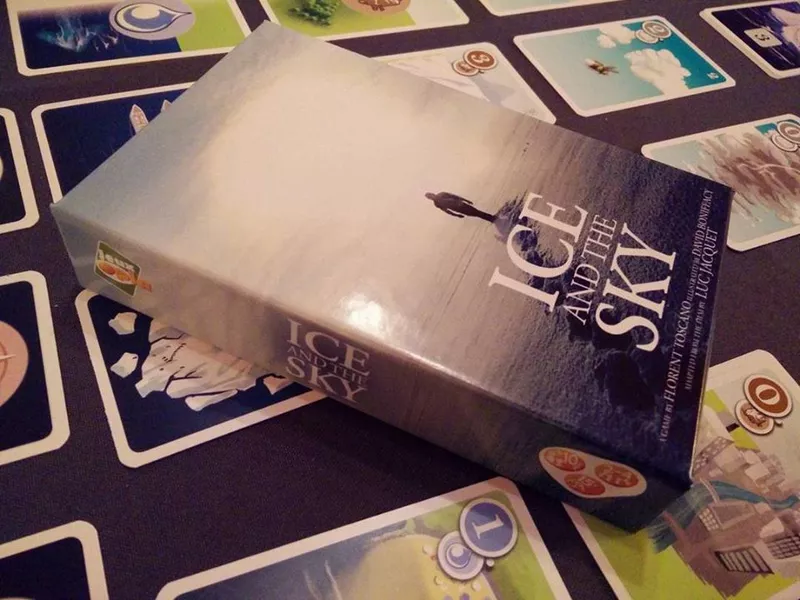 游戏包装盒及其周边的卡牌摆放实况