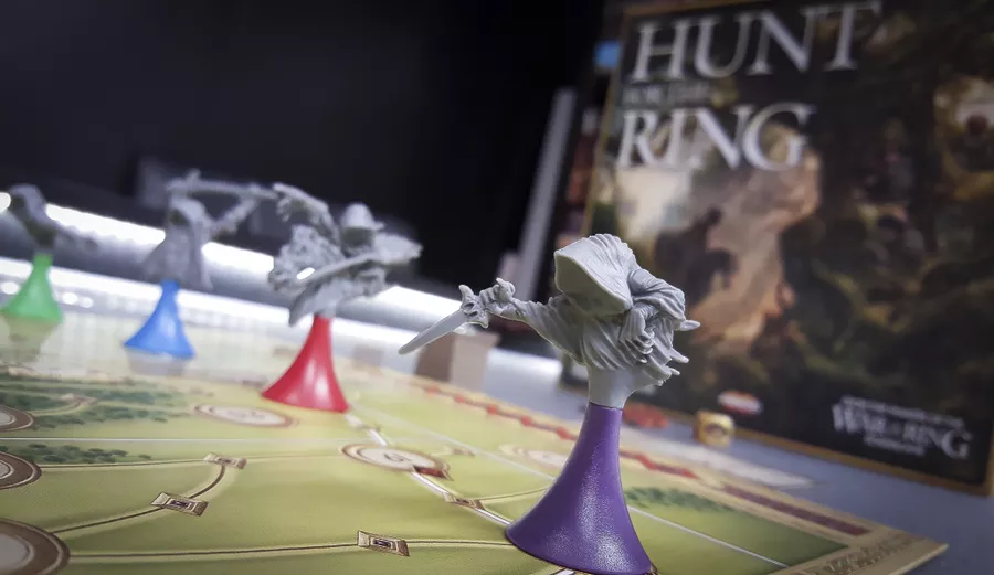 五位持剑的灰袍戒灵棋子，置于奇幻地图背景上